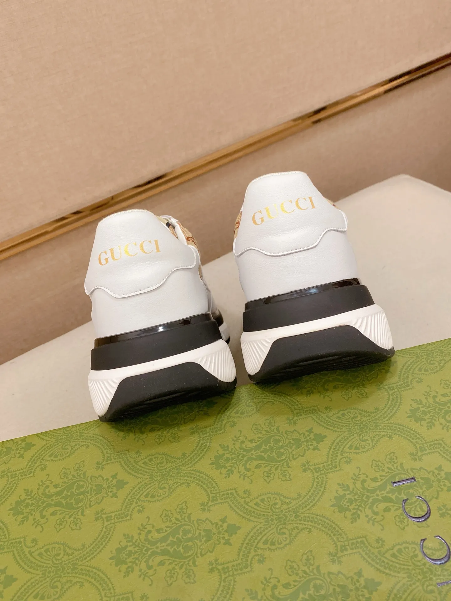 Men's shoes 💰 462💰The new GUCCI (Gucci) counters are launched simultaneously. The new men's shoes, 😘fabrics are selected from imported cowhide, and the lining is sheepskin lining. 👍🏿 High-end ☄️ air-cushion molded anti-slip rubber outsole, exquisite lines, simple and elegant, comfortable and high-end for leisure travel. Code number: 38 to 44 (45 can be customized and cannot be returned or exchanged)